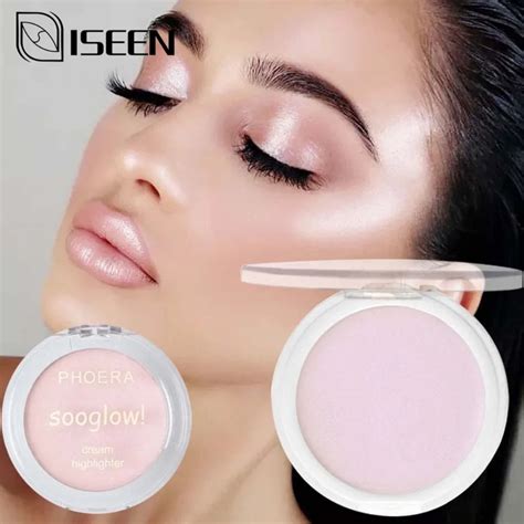 Glowing Face Highlighter Makeup to Brighten and Illuminate 